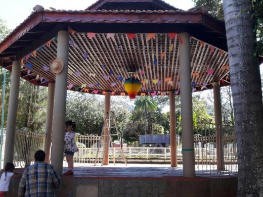 FUNDO SOCIAL DECORA A PRAÇA PARA A FESTA DESTE FIM DE SEMANA