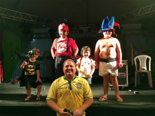“FOLIA EM FAMÍLIA” TEVE ATÉ PREMIAÇÃO DE FANTASIAS NESTE SÁBADO