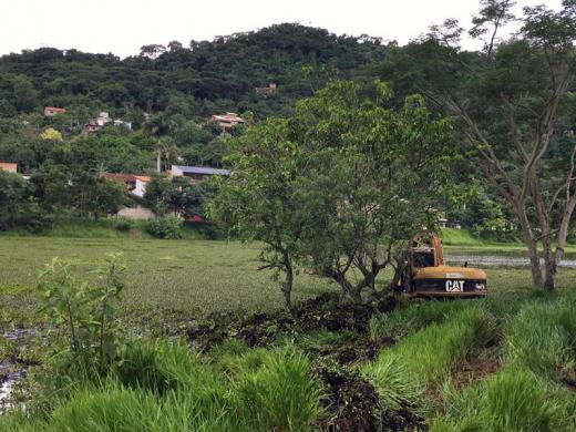 ÁGUAS DA PRATA COMEÇA LIMPEZA DO LAGO VILELA COM APOIO DE SÃO JOÃO
