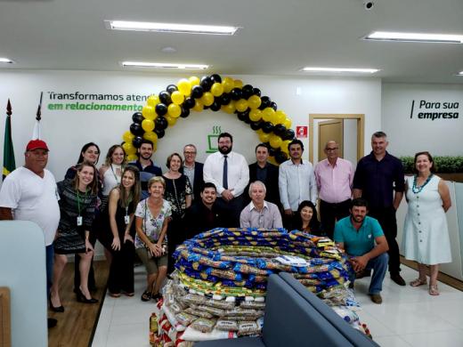SICREDI ENTREGA 550 QUILOS DE MANTIMENTOS DA NO ASILO