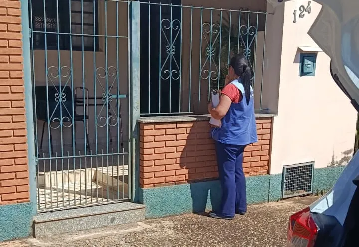 ACAMADOS E PESSOAS COM DIFICULDADE DE LOCOMOÇÃO RECEBEM IMUNIZAÇÃO CONTRA A GRIPE EM DOMICÍLIO