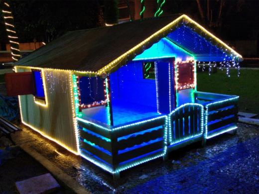 CASINHA DO PAPAI NOEL FAZ A ALEGRIA DAS CRIANÇAS NA PRAÇA DA BANDEIRA