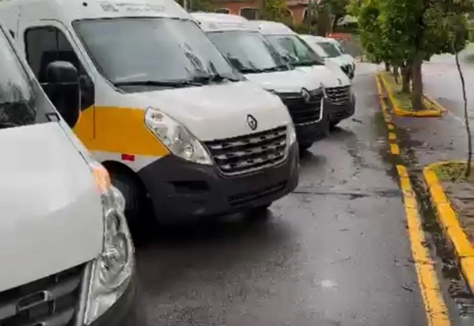 PREFEITURA CONTRATA 10 VANS COM MONITORES PARA O TRANSPORTE ESCOLAR EM ÁGUAS DA PRATA