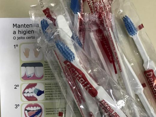 PACIENTES ODONTOLÓGICOS RECEBEM ESCOVA DENTAL E FOLDER INFORMATIVO